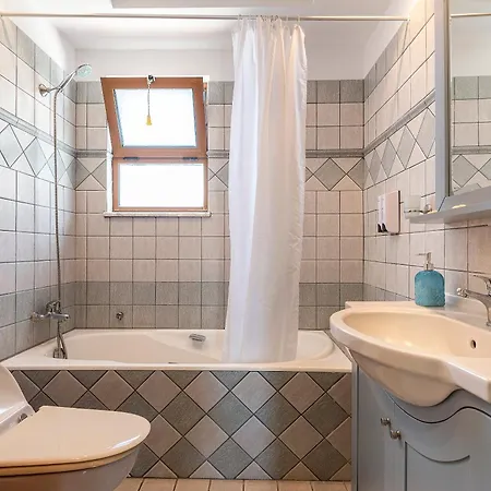 Appartement Beachside Retreat, Steps To