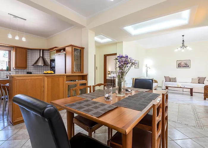 Daire Beachside Retreat, Steps To *