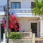 Beachside Retreat, Steps To * Cós