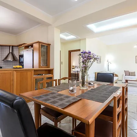 Διαμέρισμα Beachside Retreat, Steps To *