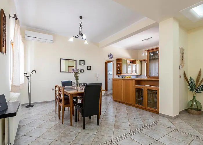 Beachside Retreat, Steps To